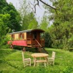 table de jardin ronde en bois avec chaises