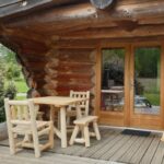 table repas en bois avec chaises et bancs